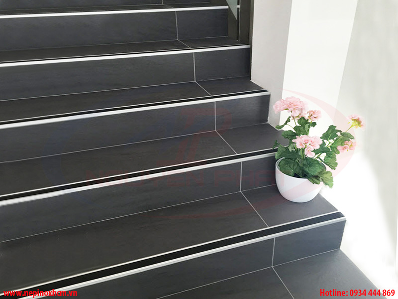 Nẹp nhôm chống trơn bậc cầu thang